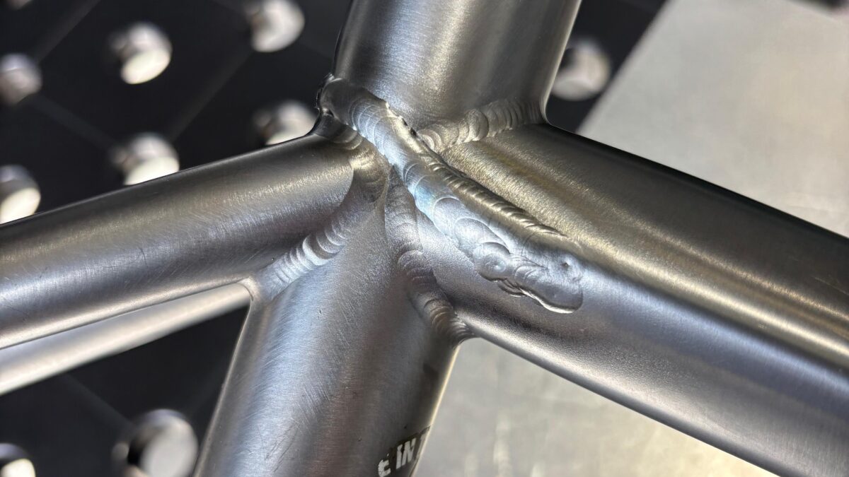 Ein geschweißter Titan Fahrradrahmen der gebrochen ist. Der gebrochenen Titan Fahrradrahmen wurde repariert. Fahrradrahmen schweißen und Fahrradrahmen Reparaturen.