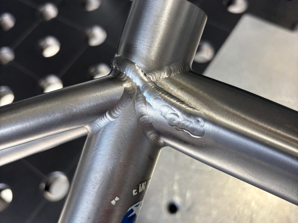 Ein geschweißter Titan Fahrradrahmen der gebrochen ist. Der gebrochenen Titan Fahrradrahmen wurde repariert. Fahrradrahmen schweißen und Fahrradrahmen Reparaturen.